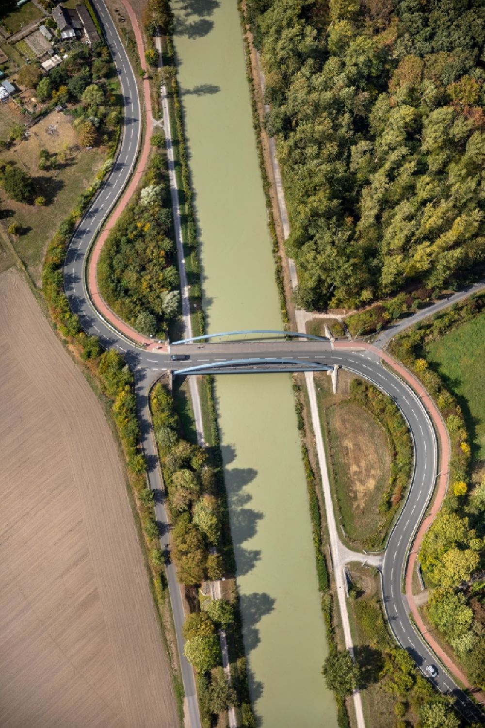 Hamm from the bird's eye view: Serpentine-shaped curve of a road guide Alter Uentroper Weg in Hamm in the state North Rhine-Westphalia, Germany