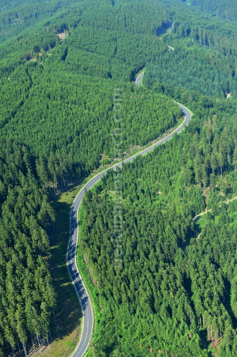 Hahnenklee from the bird's eye view: Serpentine-shaped curve of a road guide Bundesstrasse B 241 in Wald in Hahnenklee in the state Lower Saxony, Germany