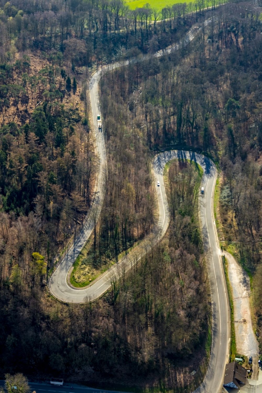 Ratingen from the bird's eye view: Serpentine-shaped curve of a road guide of Essener Strasse in Ratingen in the state North Rhine-Westphalia, Germany