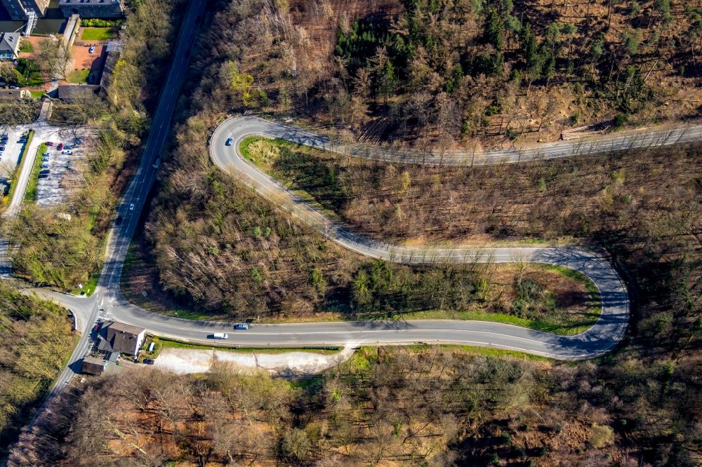 Aerial image Ratingen - Serpentine-shaped curve of a road guide of Essener Strasse in Ratingen in the state North Rhine-Westphalia, Germany