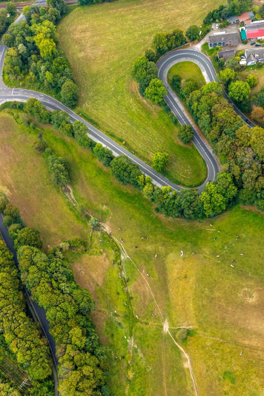 Aerial photograph Velbert - Serpentine-shaped curve of a road guide of Kuhlendahler Strasse in the district Neviges in Velbert in the state North Rhine-Westphalia, Germany
