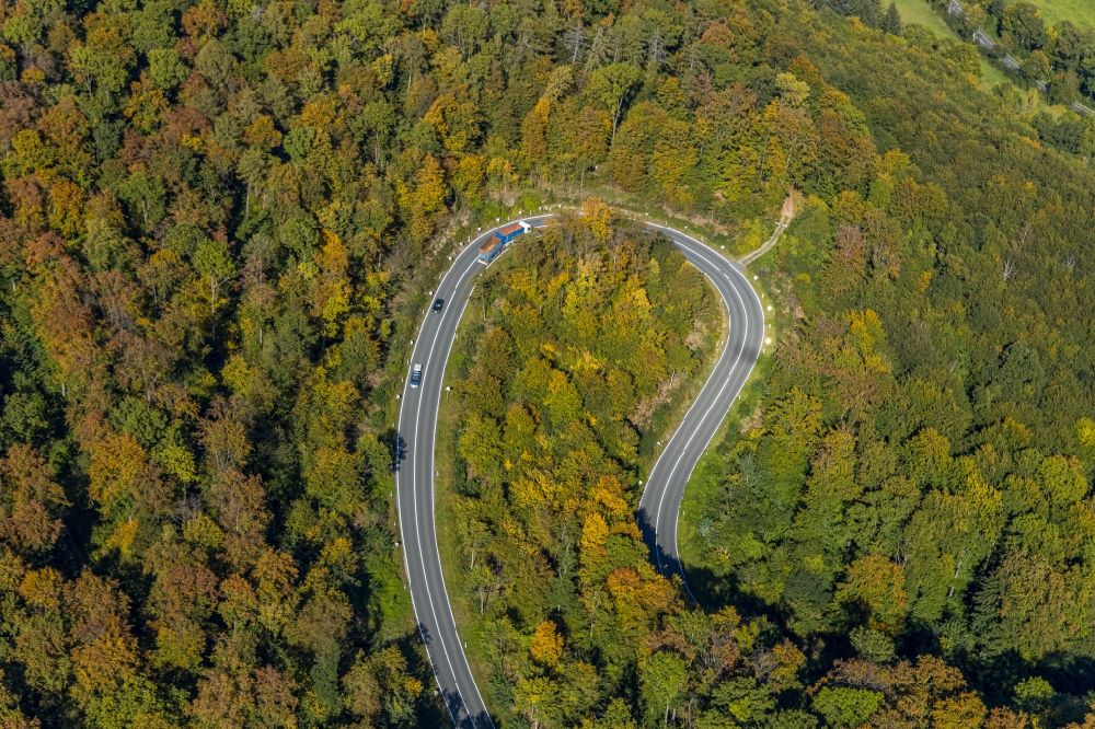 Aerial photograph Beverungen - Serpentine-shaped curve of a road guide of the country road L838 in Beverungen in the state North Rhine-Westphalia, Germany