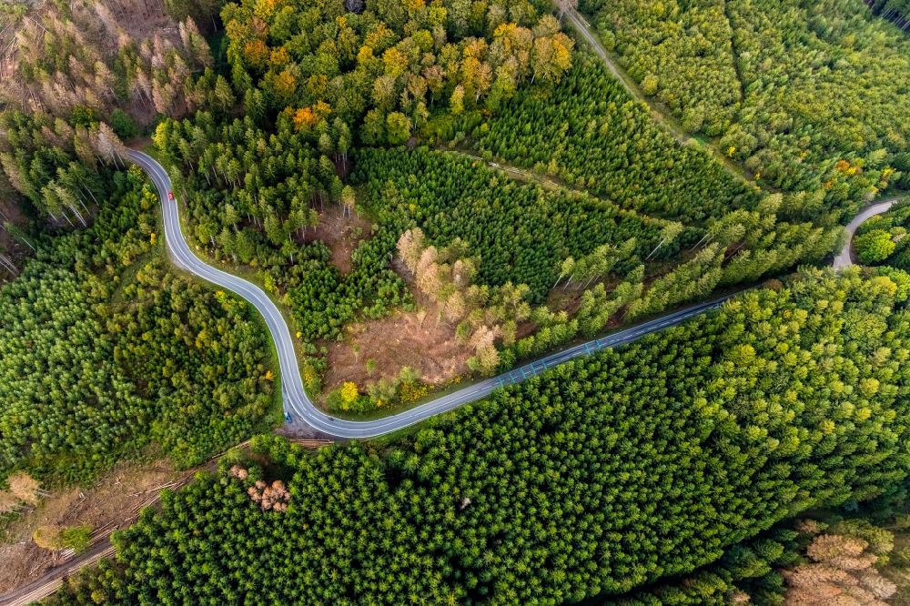 Sundern (Sauerland) from the bird's eye view: Serpentine-shaped curve of a road guide of country road L839 in Sundern (Sauerland) in the state North Rhine-Westphalia, Germany