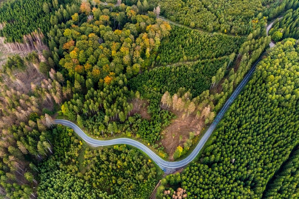 Aerial photograph Sundern (Sauerland) - Serpentine-shaped curve of a road guide of country road L839 in Sundern (Sauerland) in the state North Rhine-Westphalia, Germany
