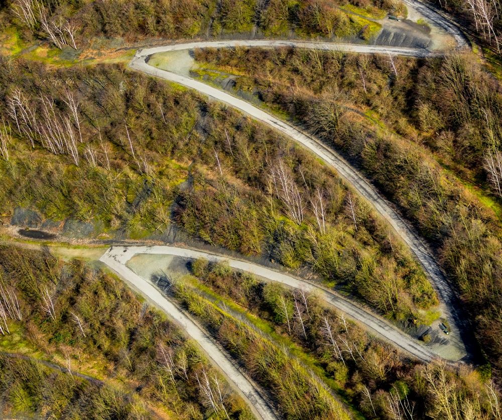 Bottrop from the bird's eye view: Serpentine curve of a route to the heap on the Beckstrasse in Bottrop in the state of North Rhine-Westphalia, Germany