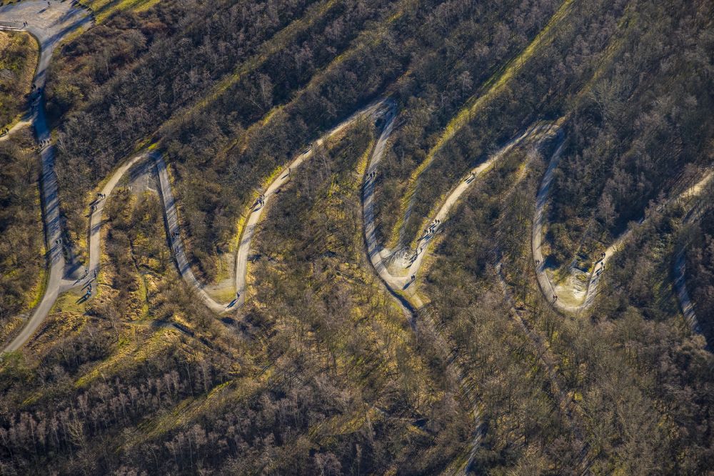 Aerial image Bottrop - Serpentine curve of a route to the heap on the Beckstrasse in Bottrop in the state of North Rhine-Westphalia, Germany