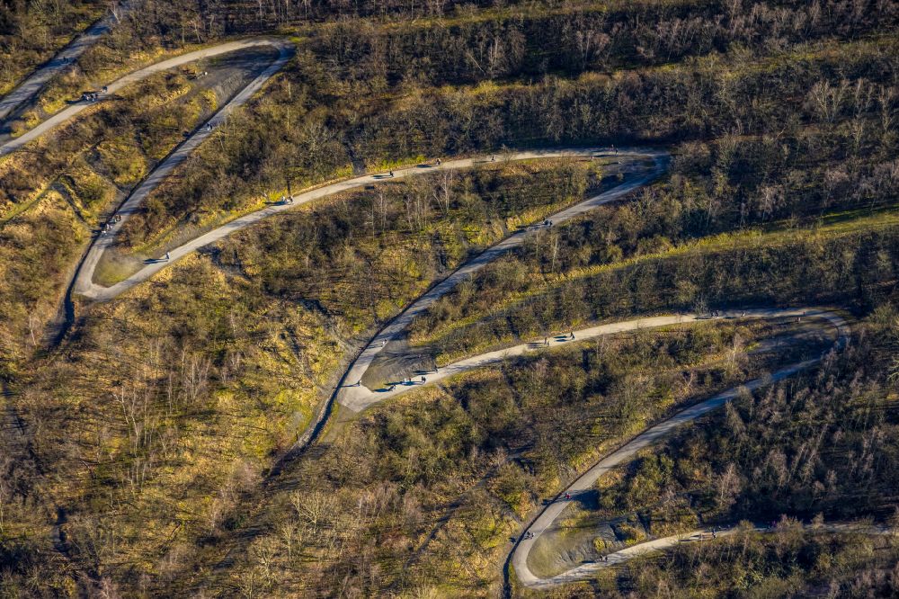 Aerial photograph Bottrop - Serpentine curve of a route to the heap on the Beckstrasse in Bottrop in the state of North Rhine-Westphalia, Germany