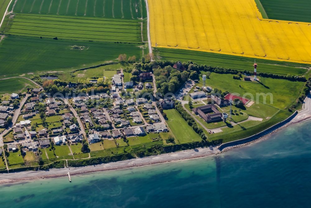 Fehmarn from the bird's eye view: Settlement and navigation sign beacon Marienleuchte in the coastal area of Marienleuchte in Fehmarn in the state Schleswig-Holstein, Germany