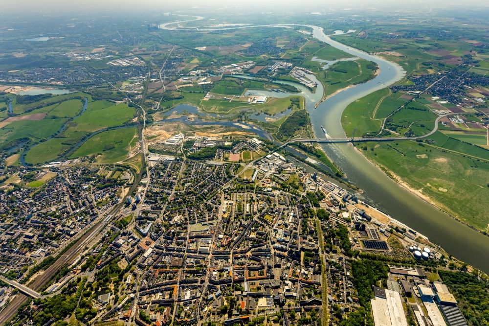 Wesel from the bird's eye view: Settlement area and infrastructure of the district Fusternberg with Lippe estuary and Rhine in Wesel in the state North Rhine-Westphalia, Germany