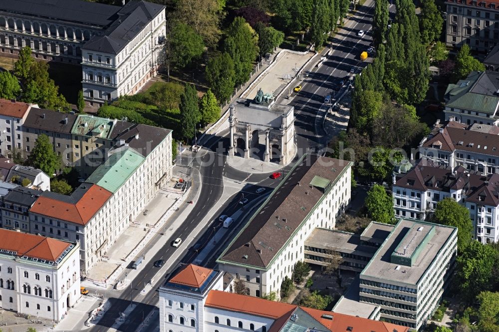 München from above - Triumphal arch with quadriga of the victory gate on Ludwigstrasse and Leopoldstrasse in Munich in the state Bavaria, Germany