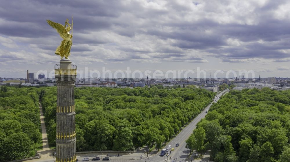 Berlin from above - Structure of the observation tower Siegesaeule with figur Goldelse on Strasse de 17. Juni in the district Tiergarten in Berlin, Germany