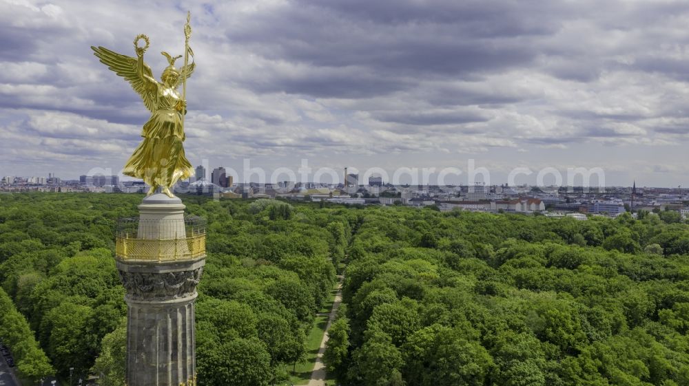 Berlin from the bird's eye view: Structure of the observation tower Siegesaeule with figur Goldelse on Strasse de 17. Juni in the district Tiergarten in Berlin, Germany