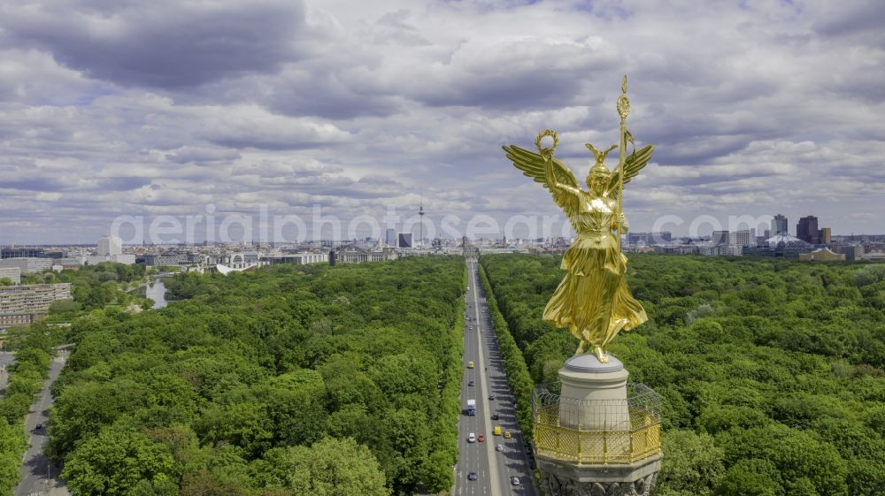 Aerial image Berlin - Structure of the observation tower Siegesaeule with figur Goldelse on Strasse de 17. Juni in the district Tiergarten in Berlin, Germany