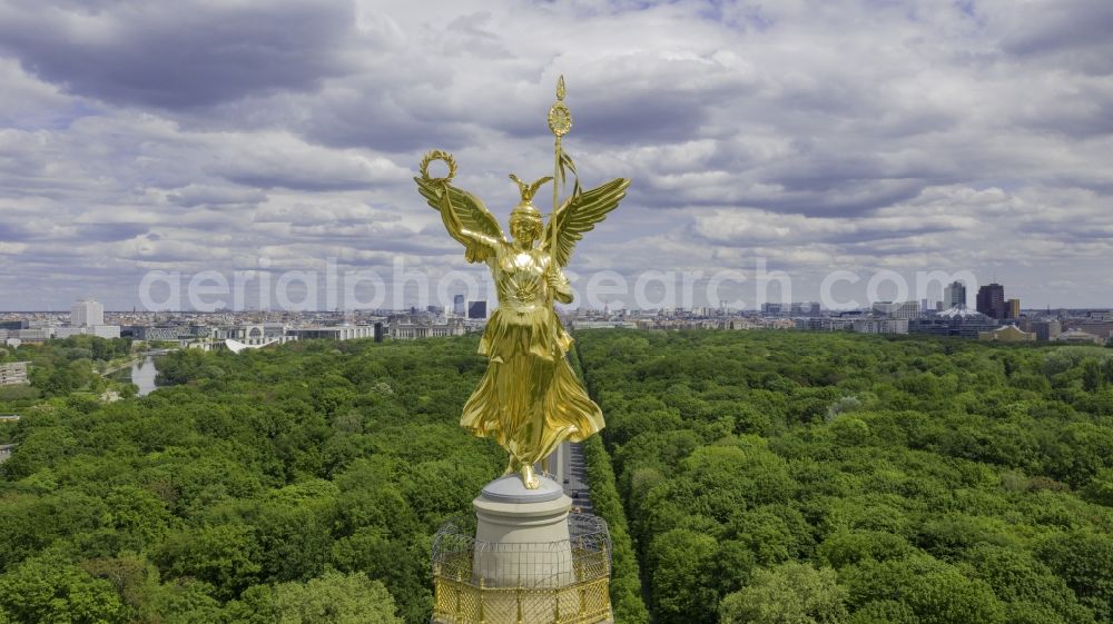 Aerial photograph Berlin - Structure of the observation tower Siegesaeule with figur Goldelse on Strasse de 17. Juni in the district Tiergarten in Berlin, Germany