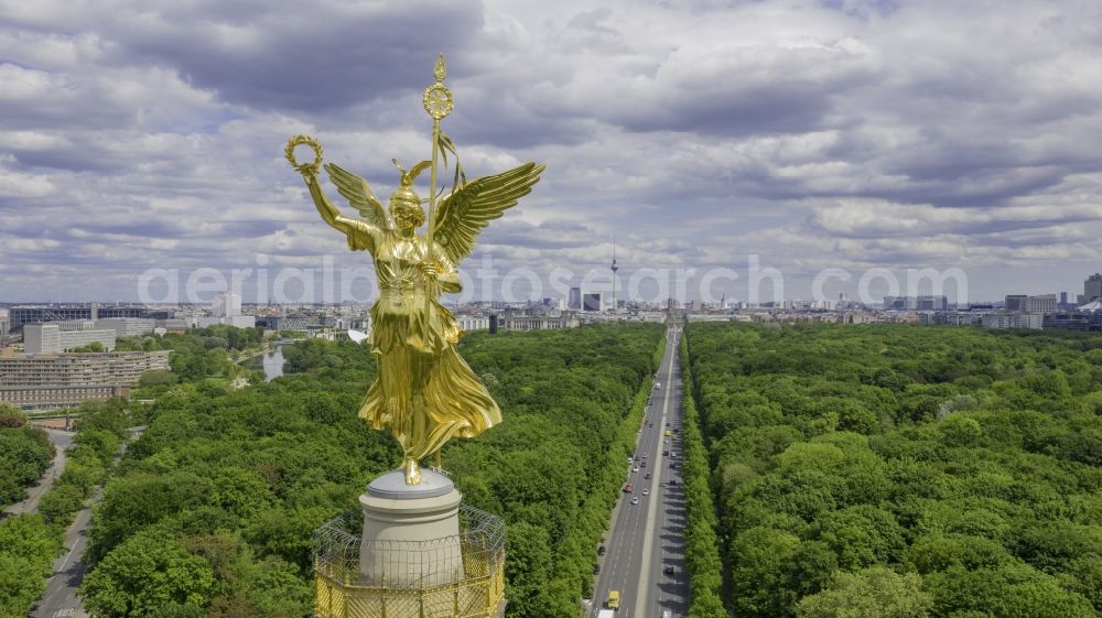 Berlin from above - Structure of the observation tower Siegesaeule with figur Goldelse on Strasse de 17. Juni in the district Tiergarten in Berlin, Germany