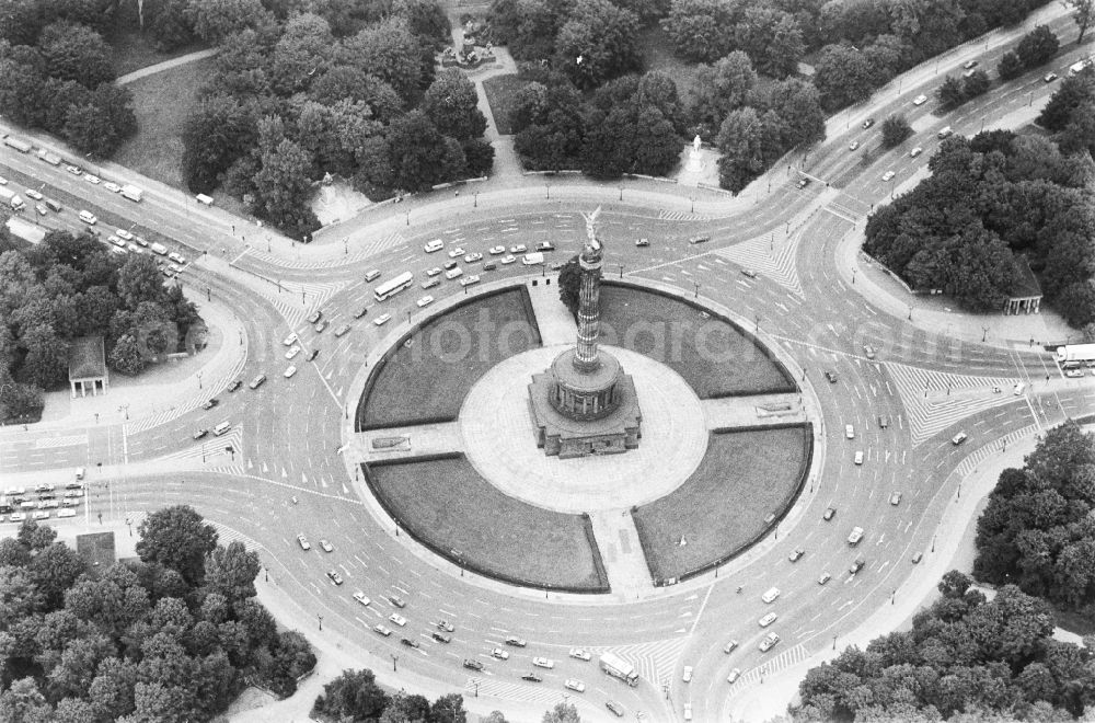 Aerial image Berlin - Structure of the observation tower Siegesaeule with figur Goldelse on Strasse de 17. Juni in the district Tiergarten in Berlin, Germany