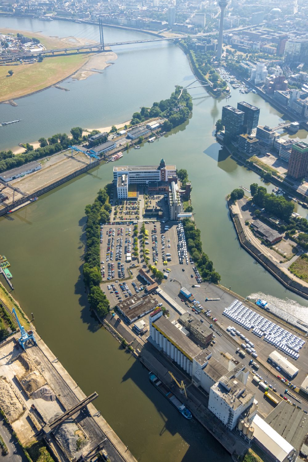 Aerial image Düsseldorf - High silo and grain storage with adjacent storage of Weizenmuehle Plange in Duesseldorf in the state North Rhine-Westphalia, Germany