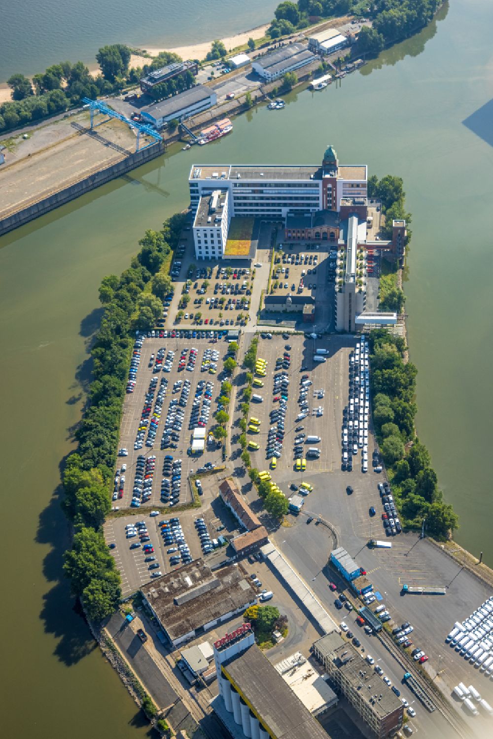 Düsseldorf from above - High silo and grain storage with adjacent storage of Weizenmuehle Plange in Duesseldorf in the state North Rhine-Westphalia, Germany
