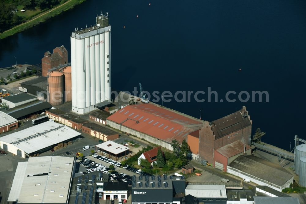 Aerial photograph Mölln - High silo and grain storage with adjacent storage Grundstuecksgesellschaft Hermann Rautenberg mbH on the Hafenstrasse in Moelln in the state Schleswig-Holstein