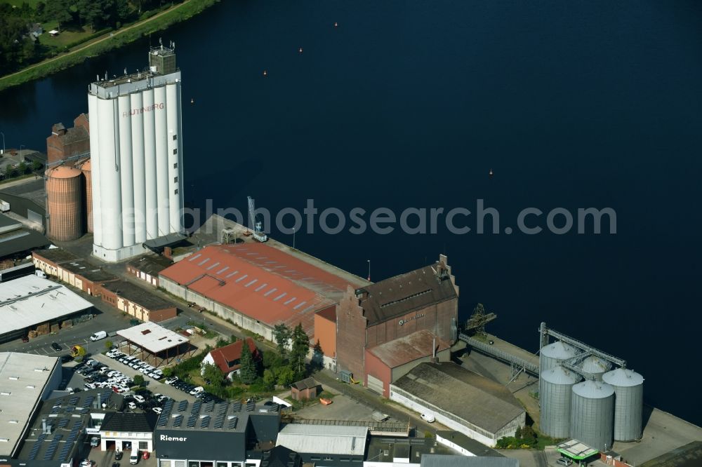 Mölln from the bird's eye view: High silo and grain storage with adjacent storage Grundstuecksgesellschaft Hermann Rautenberg mbH on the Hafenstrasse in Moelln in the state Schleswig-Holstein
