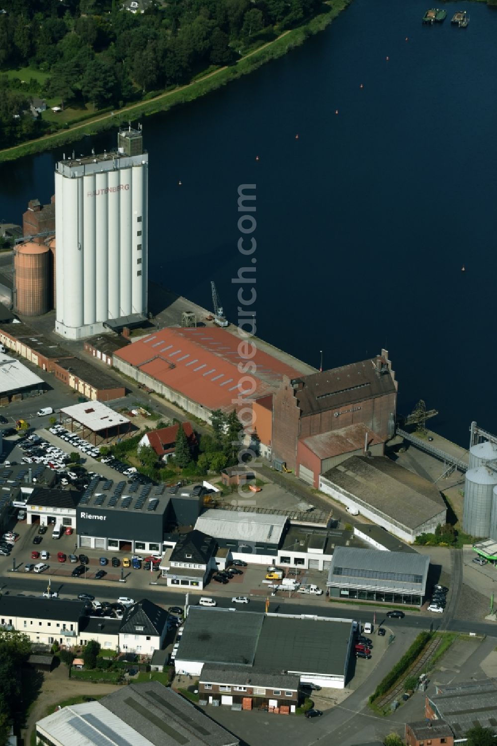 Aerial image Mölln - High silo and grain storage with adjacent storage Grundstuecksgesellschaft Hermann Rautenberg mbH on the Hafenstrasse in Moelln in the state Schleswig-Holstein