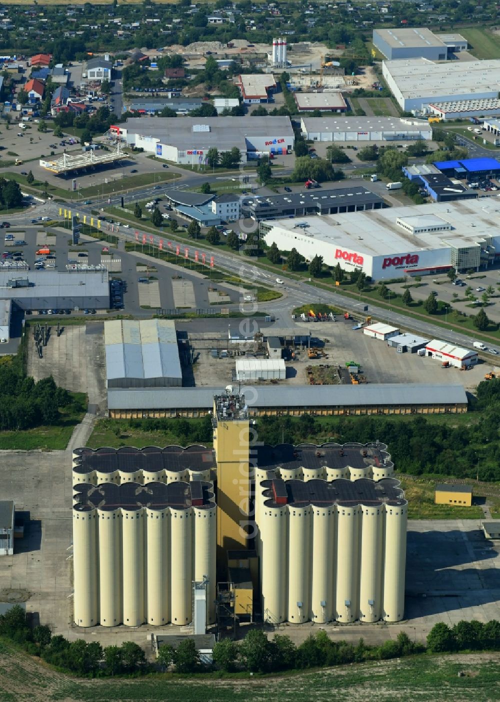 Aerial image Halberstadt - High silo and grain storage with adjacent storage on Molkenmuehlenweg in Halberstadt in the state Saxony-Anhalt, Germany