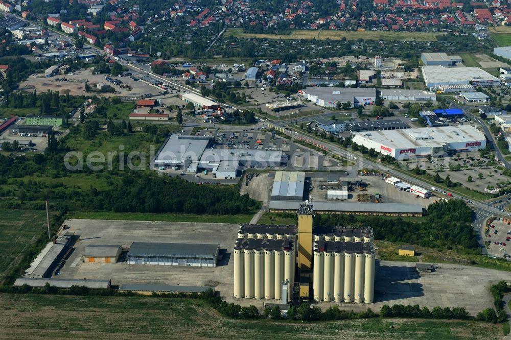 Aerial photograph Halberstadt - High silo and grain storage with adjacent storage on Molkenmuehlenweg in Halberstadt in the state Saxony-Anhalt, Germany