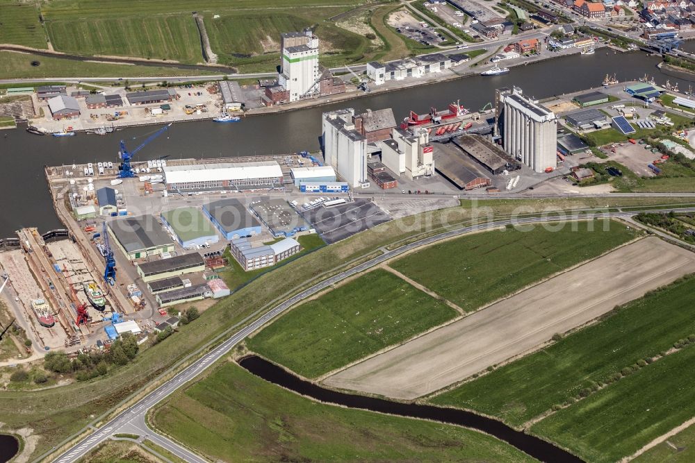 Husum from the bird's eye view: Silo and grain memory with adjoining warehouses in Husum in the federal state Schleswig-Holstein