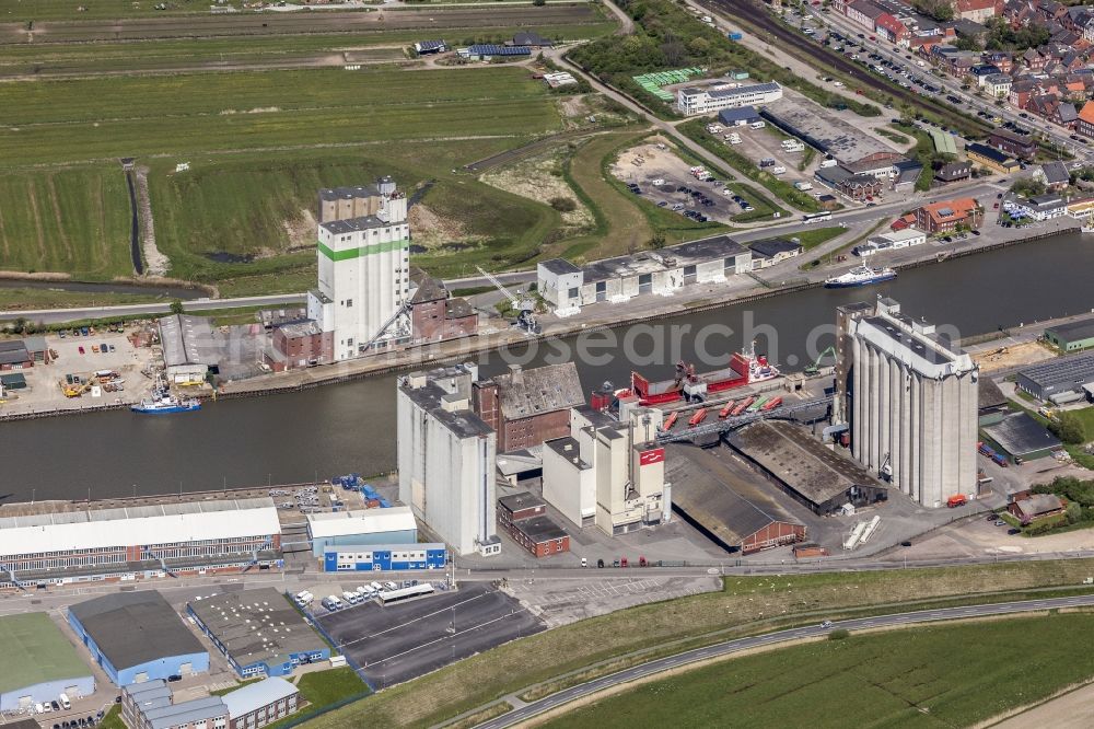 Aerial image Husum - Silo and grain memory with adjoining warehouses in Husum in the federal state Schleswig-Holstein