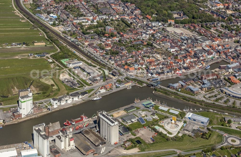 Husum from the bird's eye view: Silo and grain memory with adjoining warehouses in Husum in the federal state Schleswig-Holstein