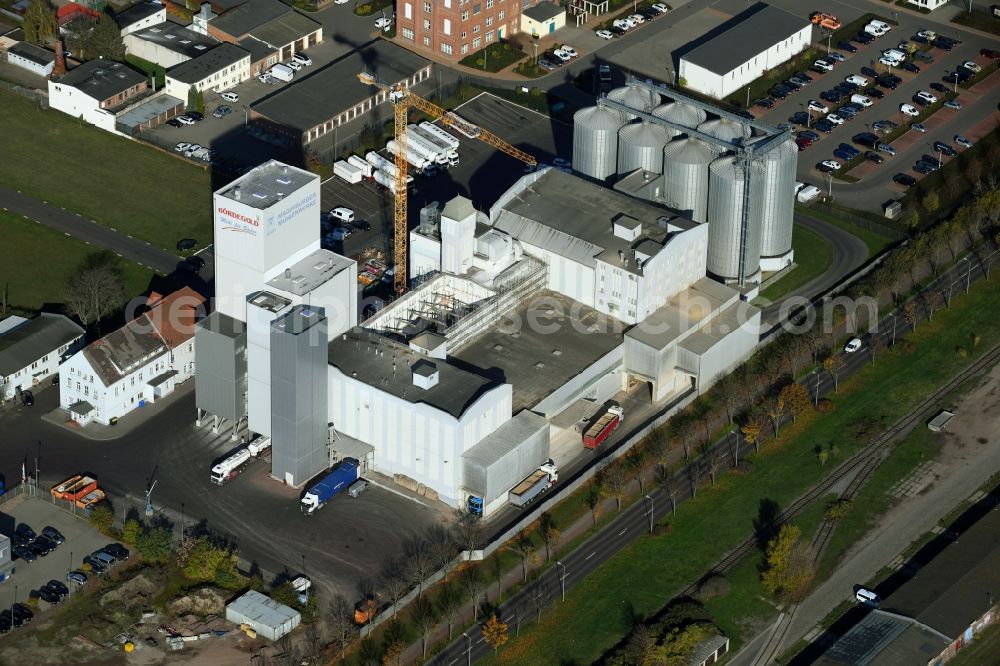 Aerial photograph Magdeburg - High silo and grain storage with adjacent storage Magdeburger Muehlenwerke GmbH Zum Muehlenwerk in the district Alte Neustadt in Magdeburg in the state Saxony-Anhalt, Germany