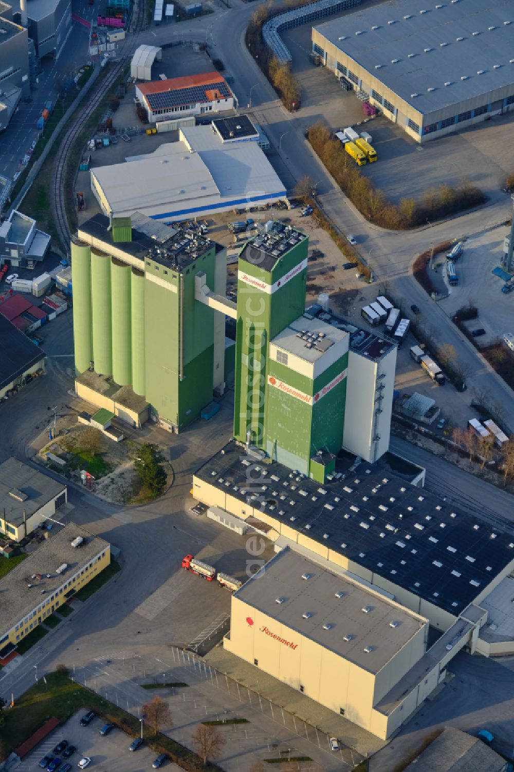Aerial photograph Ergolding - High silo and grain storage with adjacent storage of Aurora Muehlen GmbH in Ergolding in the state Bavaria, Germany