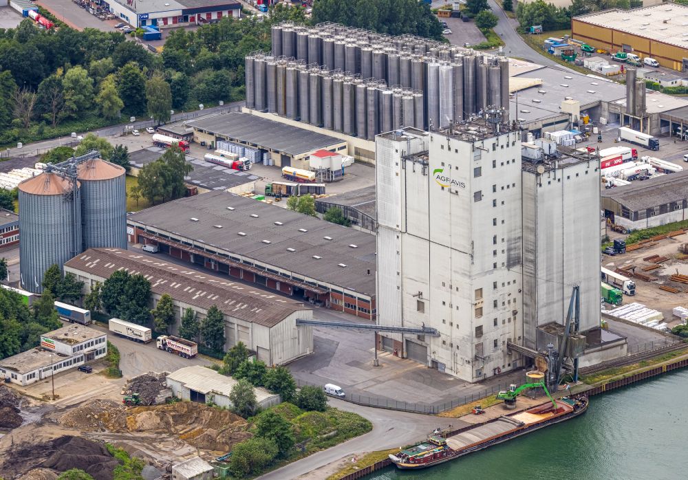 Dorsten from the bird's eye view: High silo and grain storage with adjacent storage in Dorsten at Ruhrgebiet in the state North Rhine-Westphalia, Germany