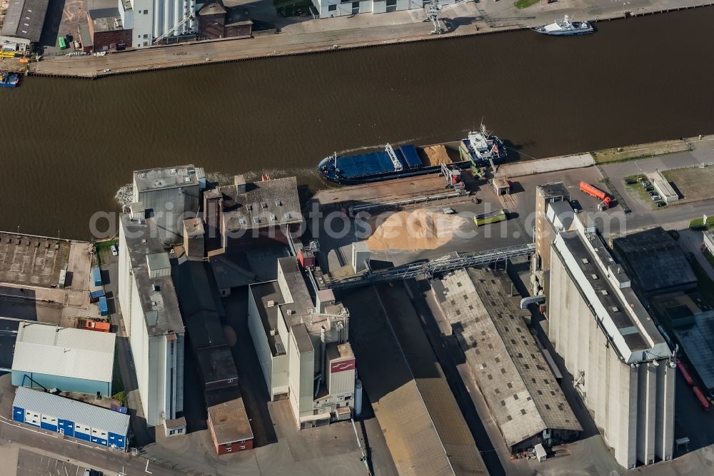 Aerial photograph Husum - Silo grain storage with warehouses and port facilities in Husum in the state Schleswig-Holstein, Germany