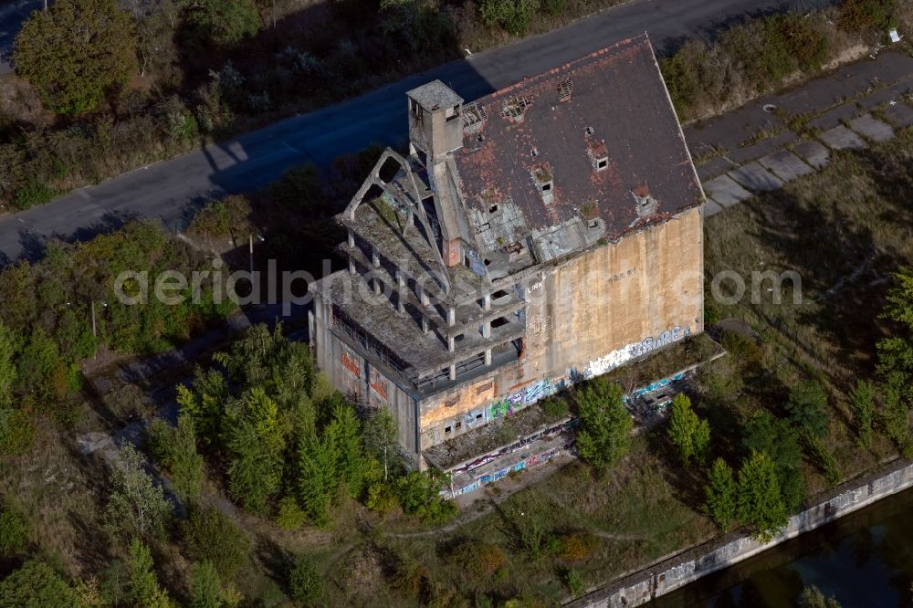 Aerial image Leipzig - Ruin of the high silo and grain storage with adjacent storage of the formerly M.R.A. Schneider OHG on Plautstrasse in the district Alt-West in Leipzig in the state Saxony, Germany
