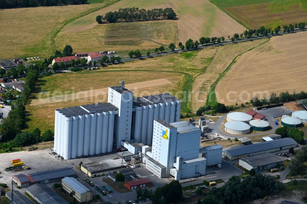 Herzberg (Elster) from the bird's eye view: High silo and grain storage with adjacent storage and animal feed factory in Herzberg (Elster) in the state Brandenburg, Germany