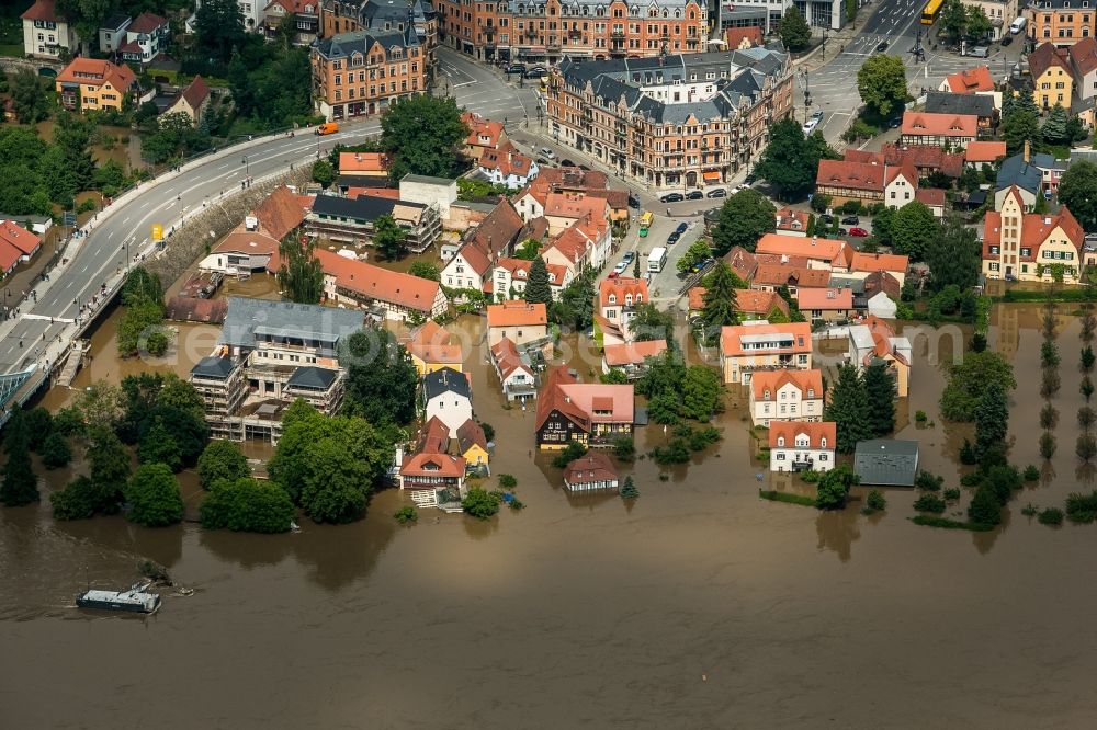 Aerial photograph Dresden - The situation during and after the flooding on the riverbank of the Elbe River in the Blasewitz and Loschwitz districts of Dresden in the Eastern German free state of Saxony. View on the Loschwitzer Bridge, also known as Blue Wonder. The bridge connects the two exclusive residential areas of Blasewitz and Loschwitz