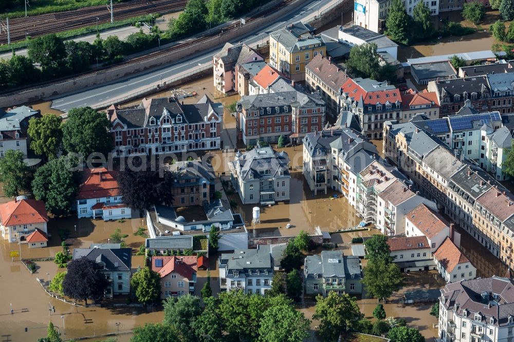 Aerial image Pirna - The situation during the flooding in East Germany on the bank of the river Elbe in the city centre of Pirna in the administrative district Sächsische Schweiz-Osterzgebirge in the free state of Saxony. Affected by the high water and flooding are historical buildings of the historic centre and the Marienkirche