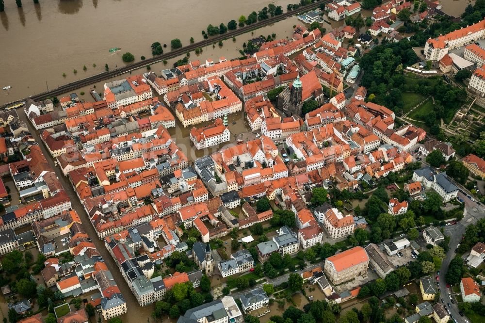 Pirna from the bird's eye view: The situation during the flooding in East Germany on the bank of the river Elbe in the city centre of Pirna in the administrative district Sächsische Schweiz-Osterzgebirge in the free state of Saxony. Affected by the high water and flooding are historical buildings of the historic centre and the Marienkirche