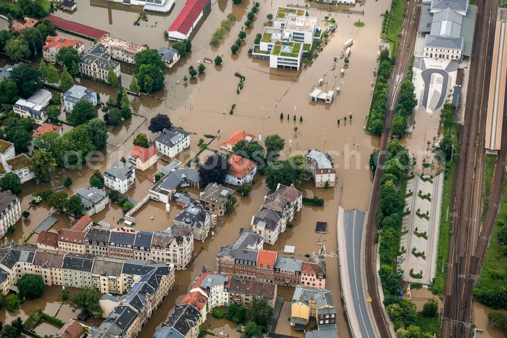 Aerial photograph Pirna - The situation during the flooding in East Germany on the bank of the river Elbe in the city centre of Pirna in the administrative district Sächsische Schweiz-Osterzgebirge in the free state of Saxony. Affected by the high water and flooding are historical buildings of the historic centre and the Marienkirche