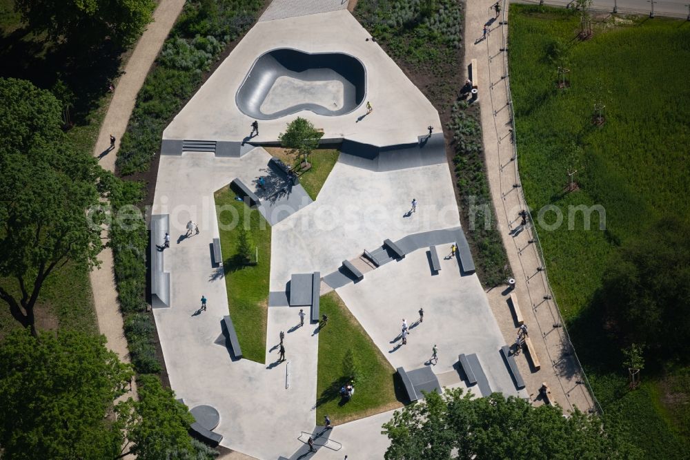 Aerial image Erfurt - Route of the cycle path and the skating rink in Nordpark in Erfurt in the state Thuringia, Germany