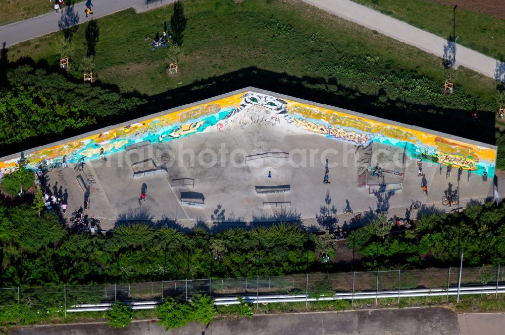 Erfurt from the bird's eye view: Route of the cycle path and the skating rink Skatepark Johannesfeld in the district Johannesvorstadt in Erfurt in the state Thuringia, Germany