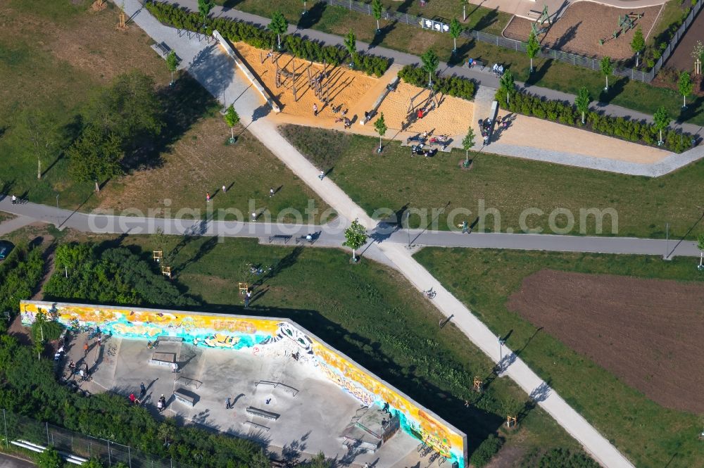 Aerial image Erfurt - Route of the cycle path and the skating rink Skatepark Johannesfeld in the district Johannesvorstadt in Erfurt in the state Thuringia, Germany
