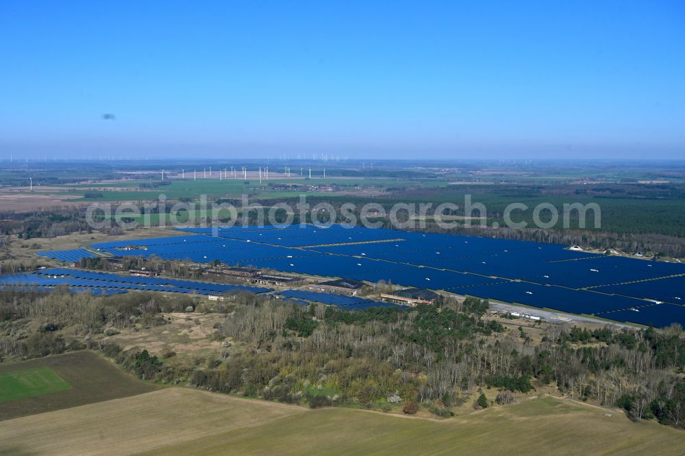 Alt Daber from the bird's eye view: Solar power plant and photovoltaic systems on formerly the airfield in Alt Daber in the state Brandenburg, Germany