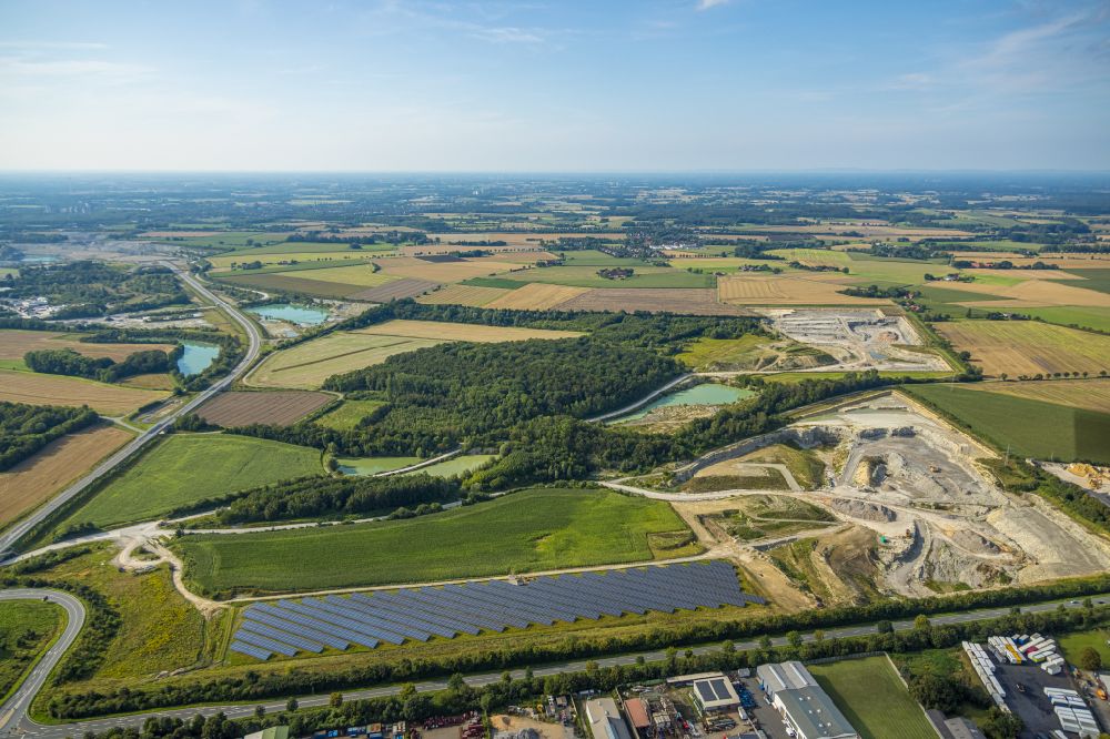 Aerial photograph Beckum - Rows of panels of a solar power plant and photovoltaic system on a field on street Auf dem Tigge in Beckum at Ruhrgebiet in the state North Rhine-Westphalia, Germany