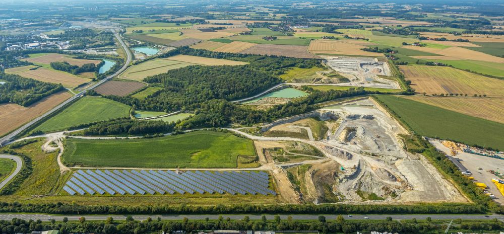Beckum from above - Rows of panels of a solar power plant and photovoltaic system on a field on street Auf dem Tigge in Beckum at Ruhrgebiet in the state North Rhine-Westphalia, Germany
