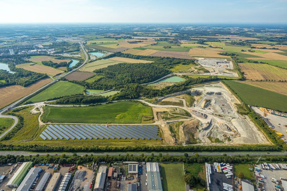 Beckum from the bird's eye view: Rows of panels of a solar power plant and photovoltaic system on a field on street Auf dem Tigge in Beckum at Ruhrgebiet in the state North Rhine-Westphalia, Germany