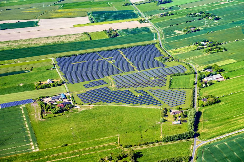 Aerial photograph Emmelsbüll-Horsbüll - Rows of panels of a solar power plant and photovoltaic system on a field in Emmelsbuell-Horsbuell in the state Schleswig-Holstein, Germany