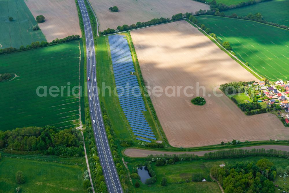 Gerdshagen from above - Rows of panels of a solar power plant and photovoltaic system on a field in Gerdshagen in the state Brandenburg, Germany