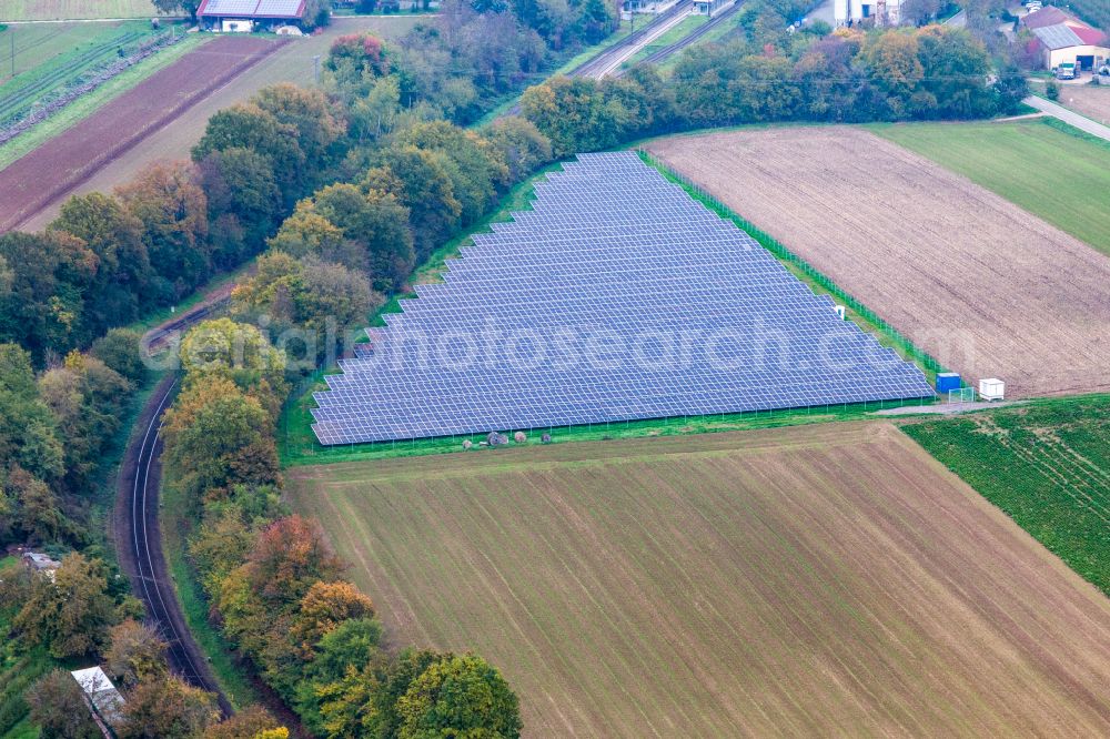 Winden from the bird's eye view: Rows of panels of a solar power plant and photovoltaic system on a field in Winden in the state Rhineland-Palatinate, Germany